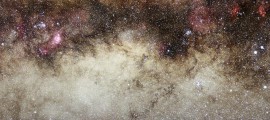 Сравнительное изображение участка Млечного пути внутри красной рамки на предыдущем снимке